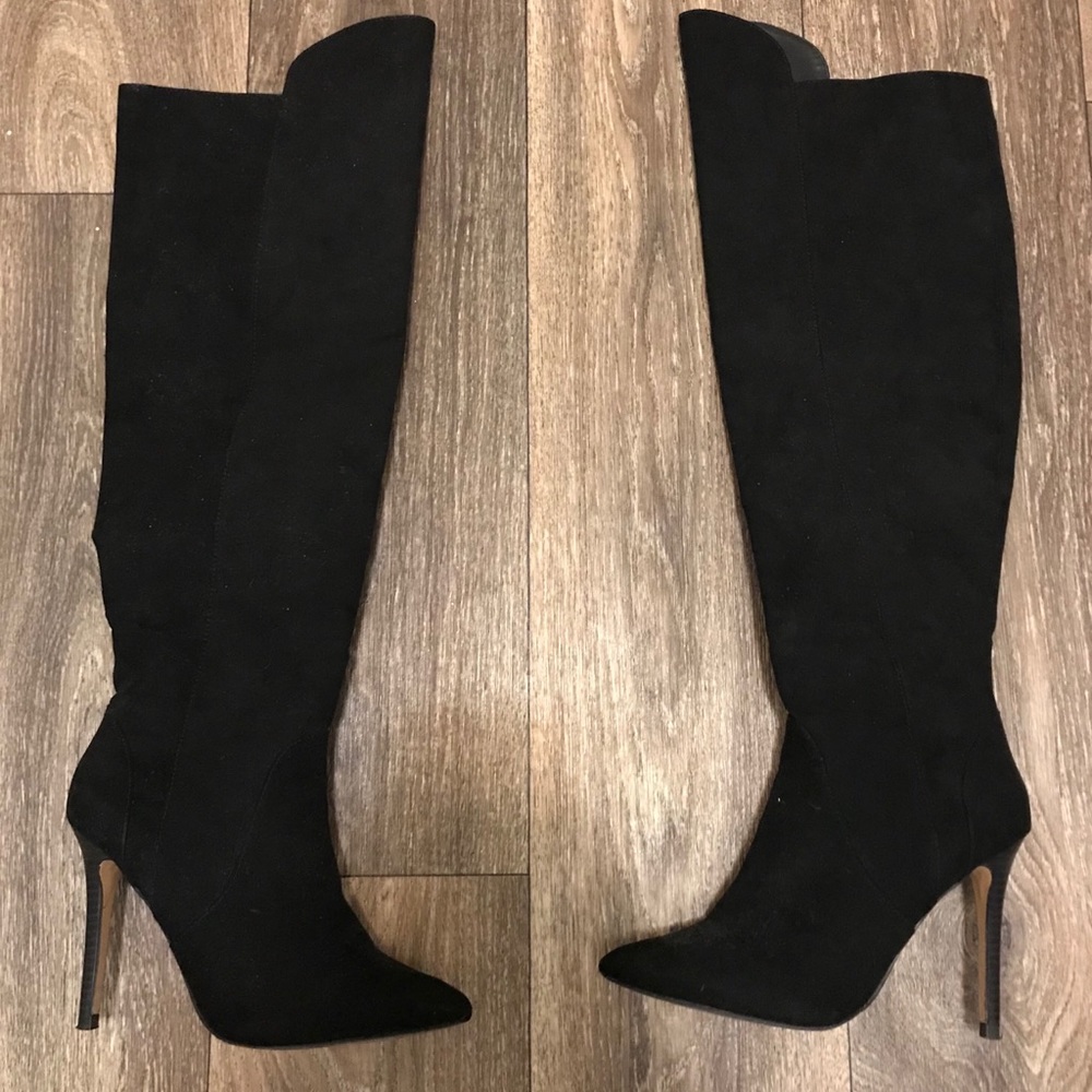 Pointed black boots